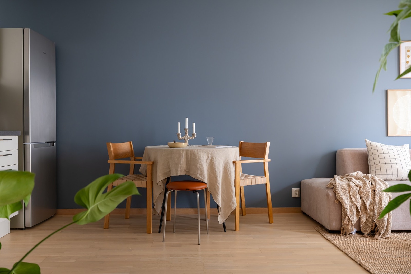 Mellom stue og kjøkken er det naturlig å plassere spisebordet. Galleribilde