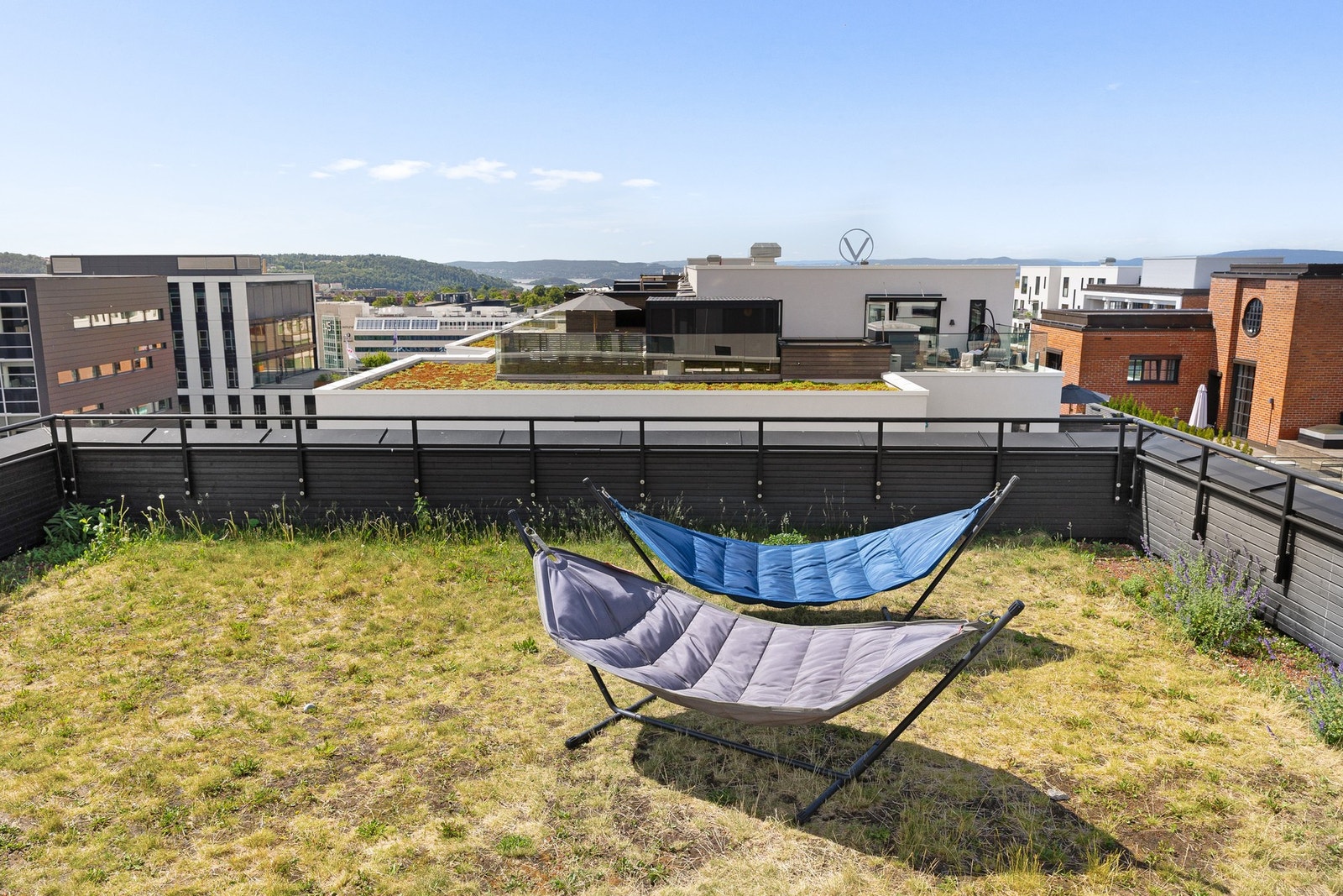 Takterrassen har flere sittegrupper hvor solen kan nytes. Galleribilde