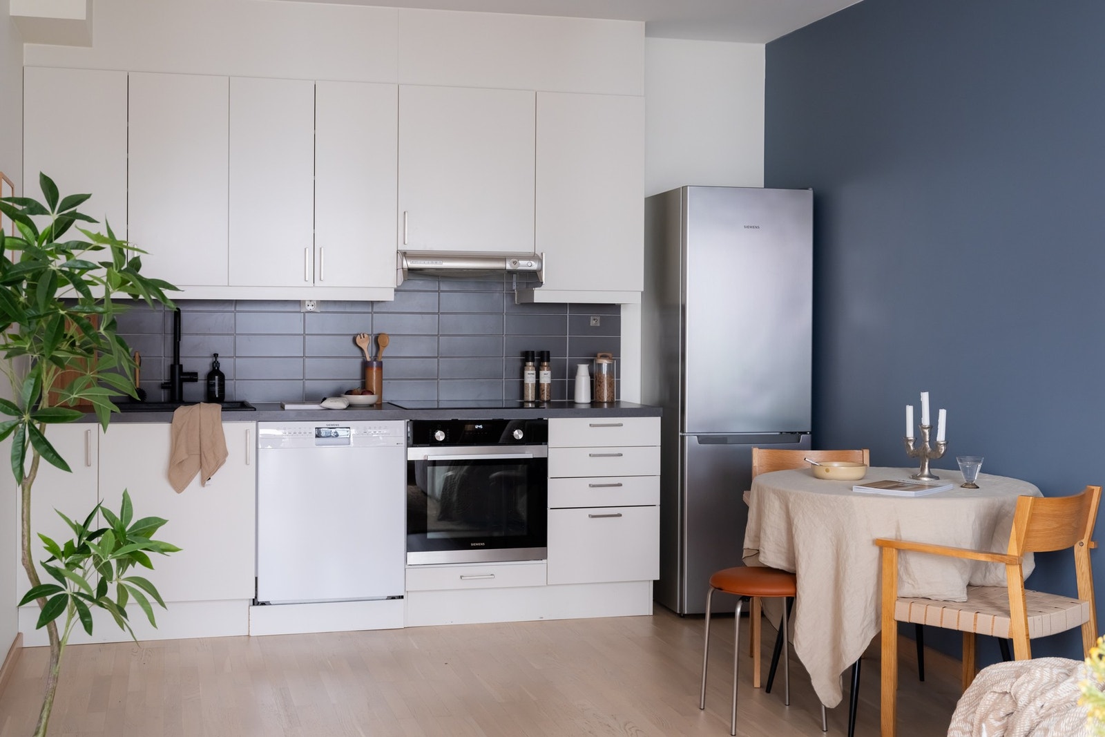 Pent Sigdal-kjøkken som er godt utnyttet for plassen med mye skap, skuffer og benkeplass. Galleribilde