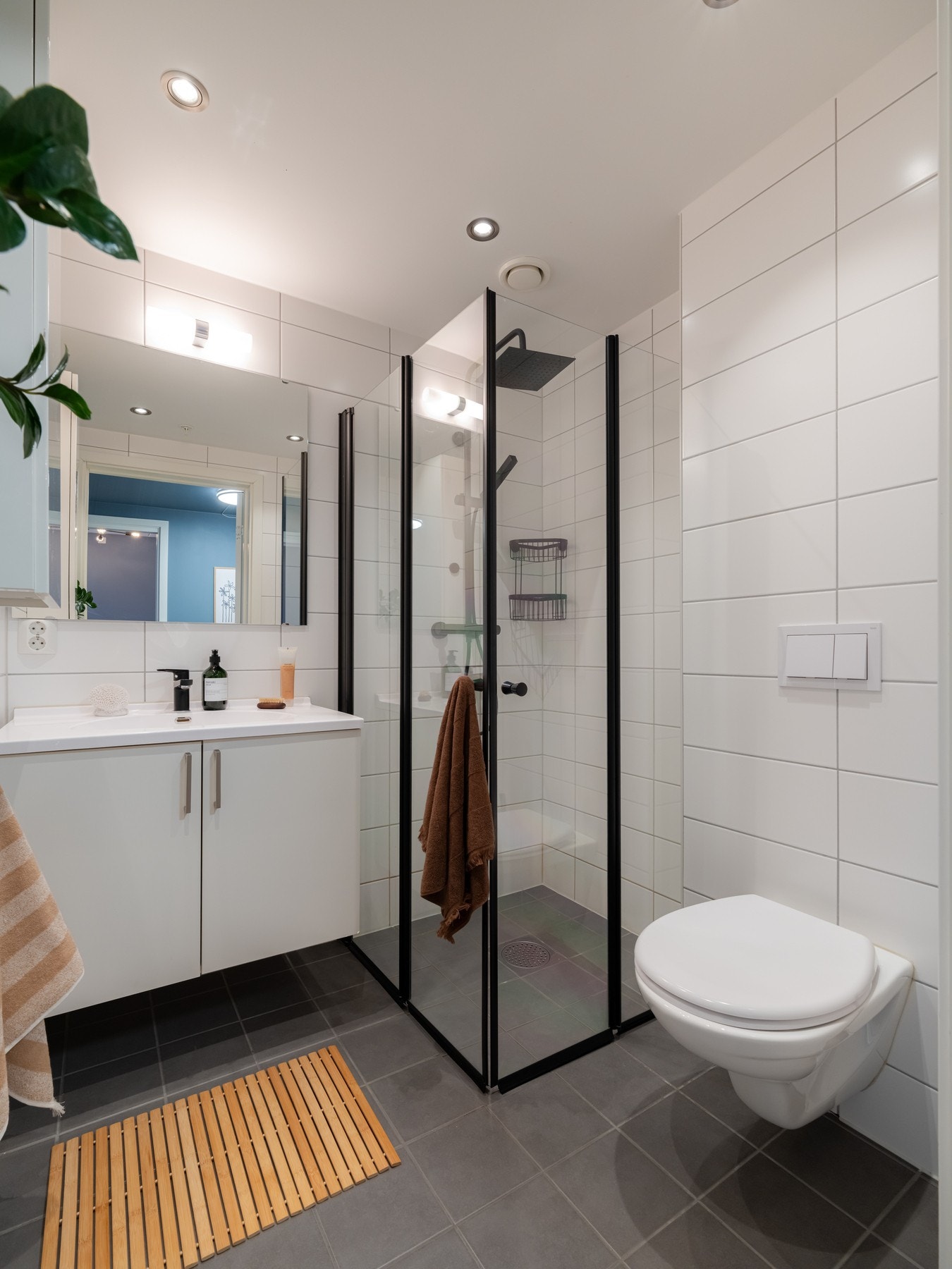 Videre er det vegghengt toalett og dusjhjørne med innfellbare dører som frigjør plass på gulvet. Galleribilde