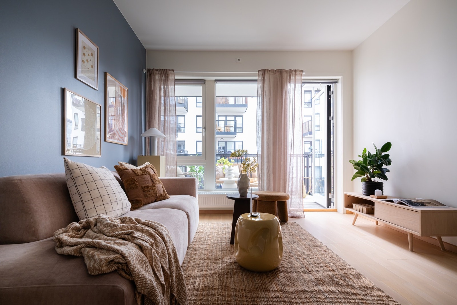 Innvendig vil du umiddelbart legge merke til de store vindusflatene som gir godt med naturlig lysinnslipp. Galleribilde