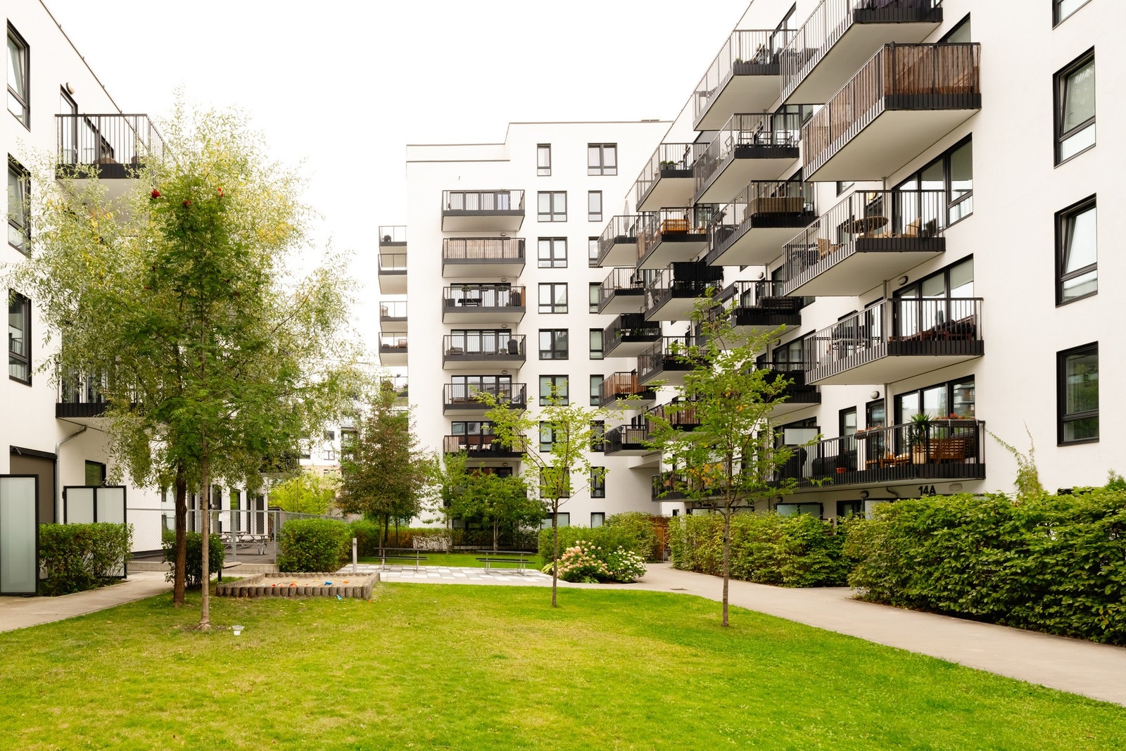 Dette er et bilfritt område med flere lekeplasser og grønne arealer mellom bebyggelsen. Galleribilde