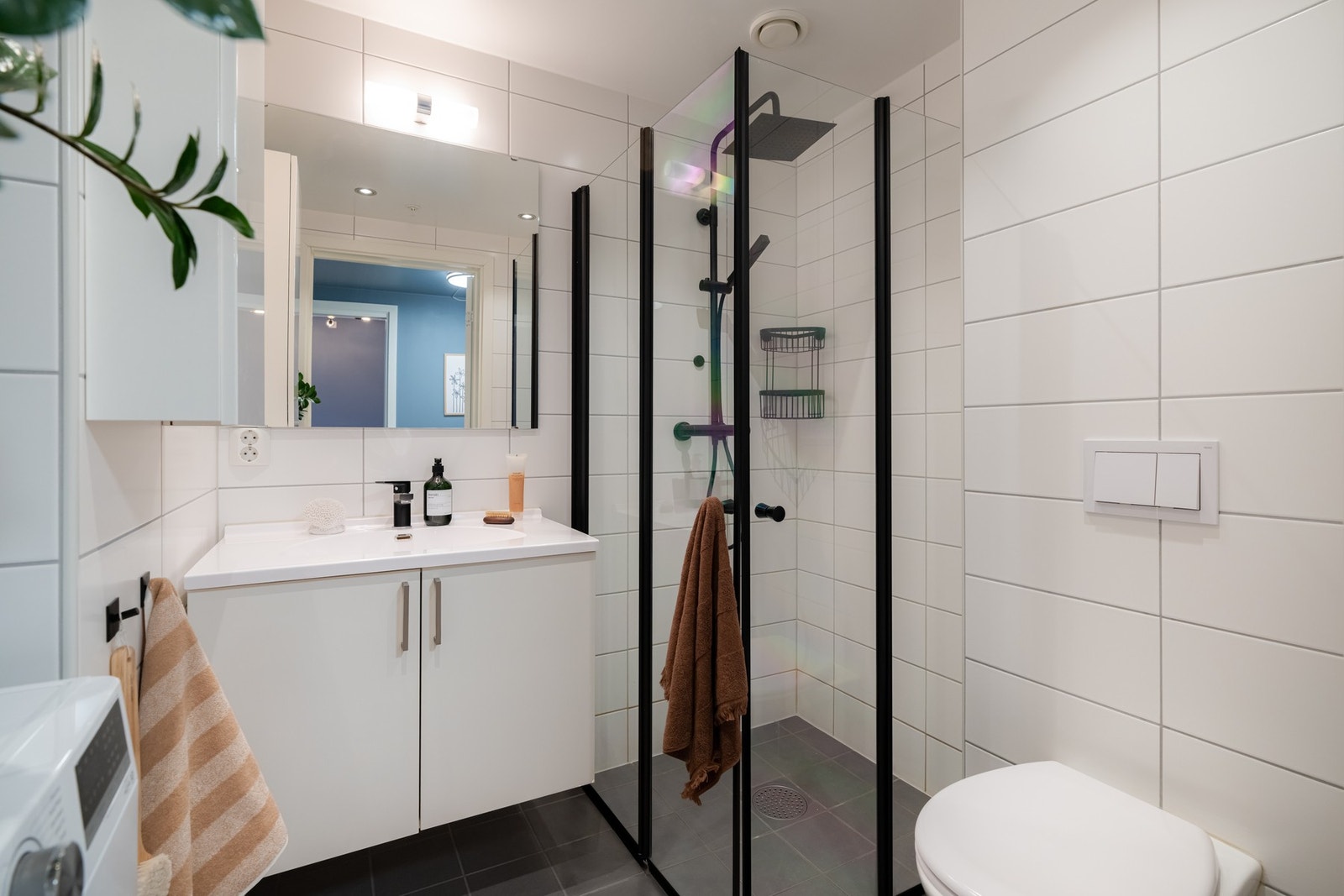 Lyst, flislagt baderom med varme i gulv og downlights i himling. Galleribilde