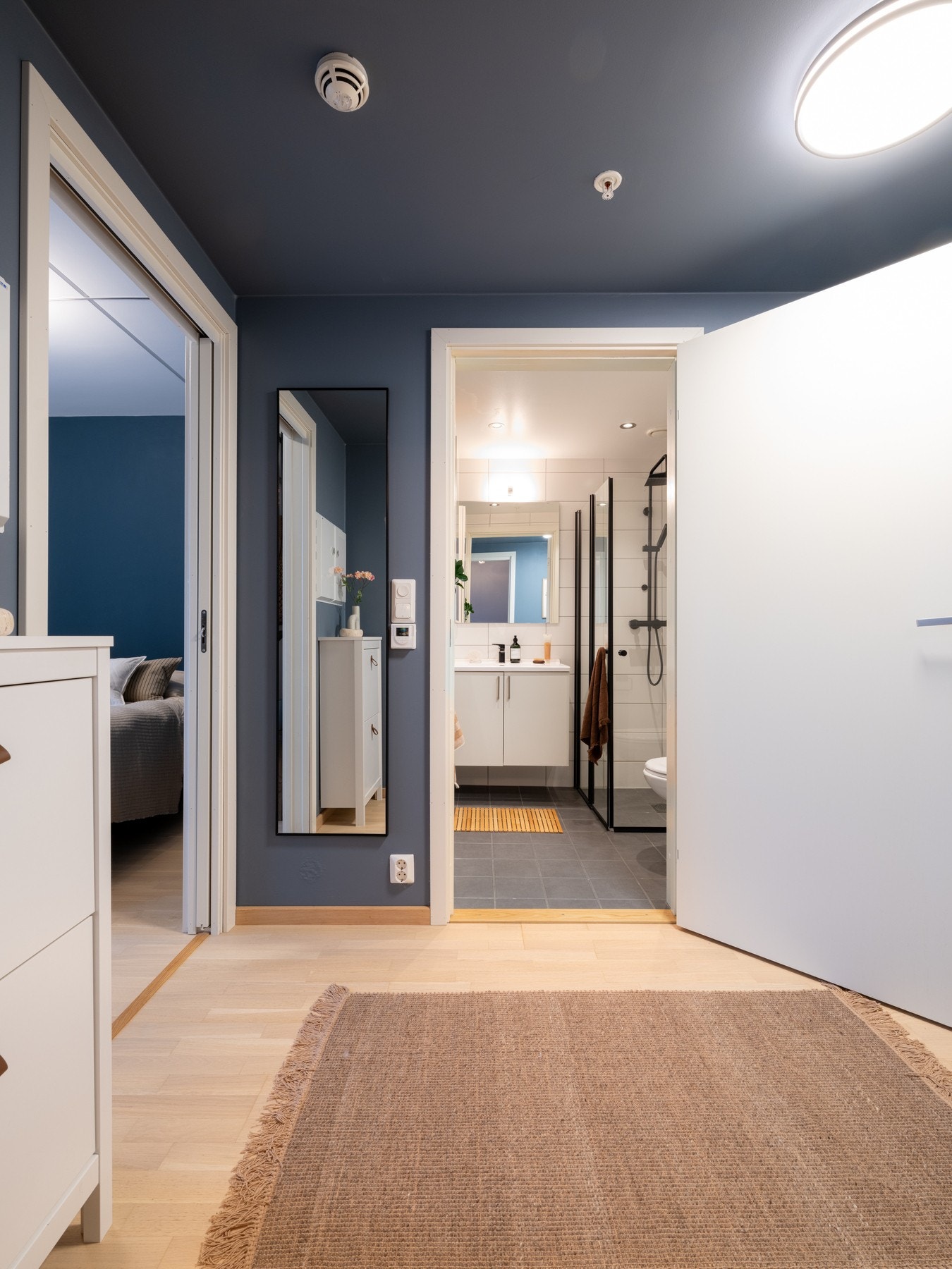 Her er det plass til oppbevaringsmøblement, knaggrekker og speil. Av ekstern lagring medfølger kjellerbod på 8 kvm. Galleribilde