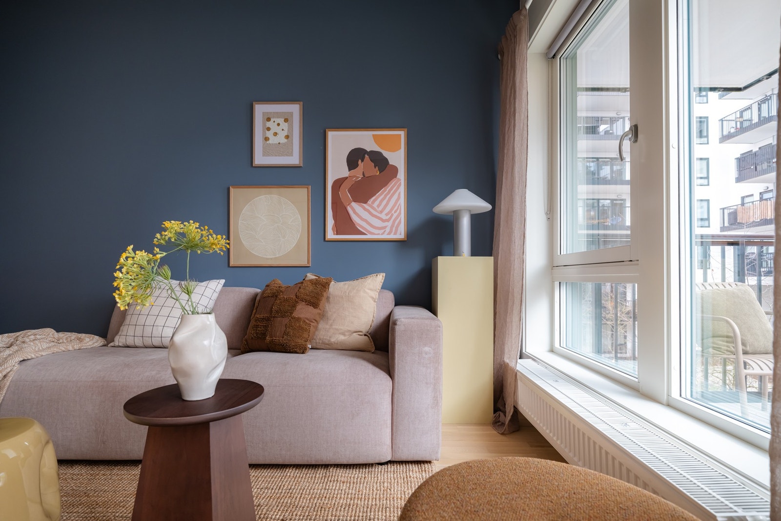 Oppholdsrommet har en fin planløsning med god plass til sofa, salongbord og tilhørende mediemøblement. Galleribilde