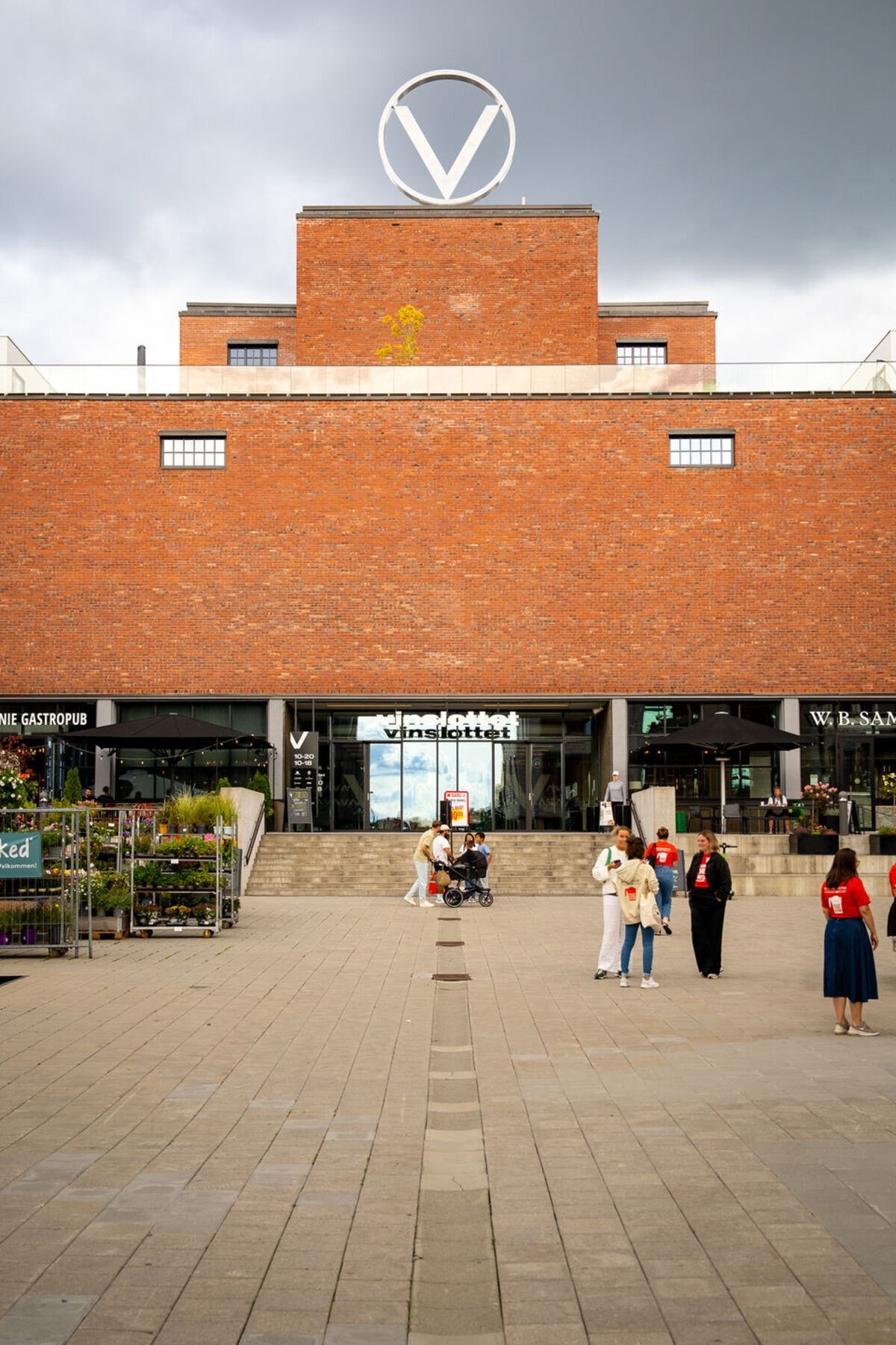 Vinslottet er nærmeste nabo og byr på et mangfoldig servicetilbud med spisesteder, butikker, Spar, kafeer og innendørs lekeplass. Galleribilde