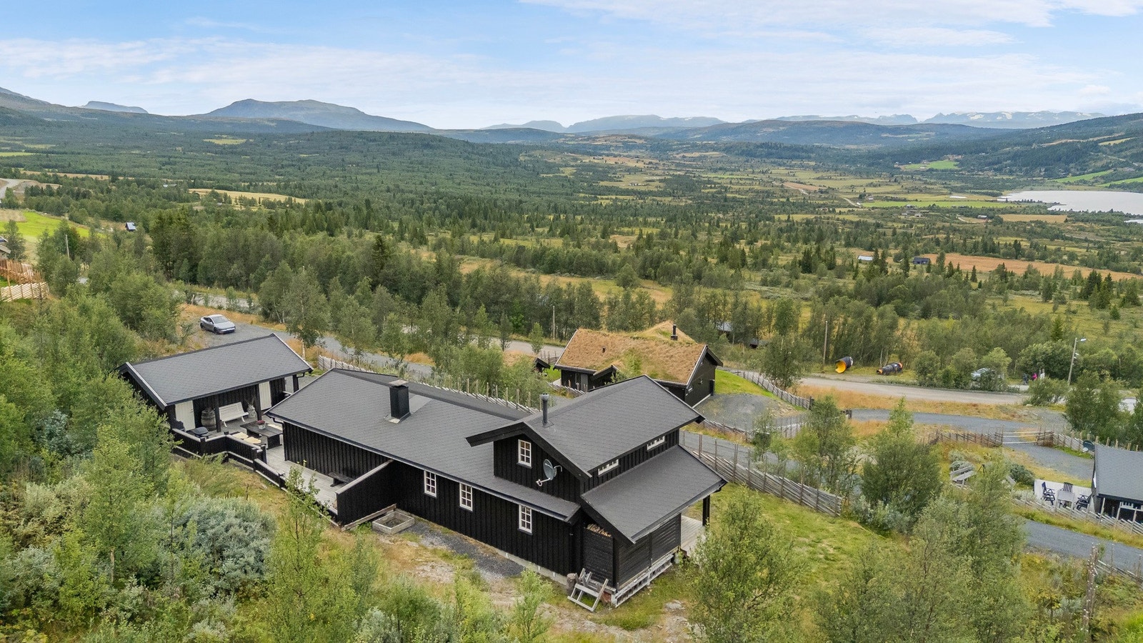 Eiendomsmegler Siri Lyseng Solberg presenterer denne fritidseiendommen. Foto: Christine Stokkebryn Galleribilde