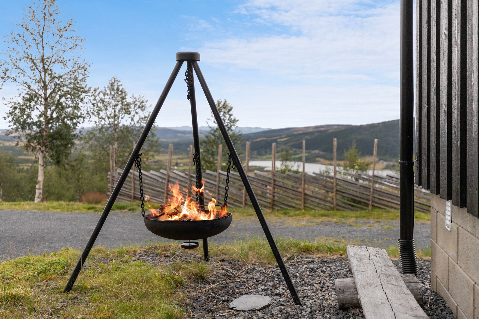 Eiendommen byr på hytte, anneks, stor terrasse og ikke minst flott utsikt mot Vasetvatnet og Jotunheimen. Galleribilde