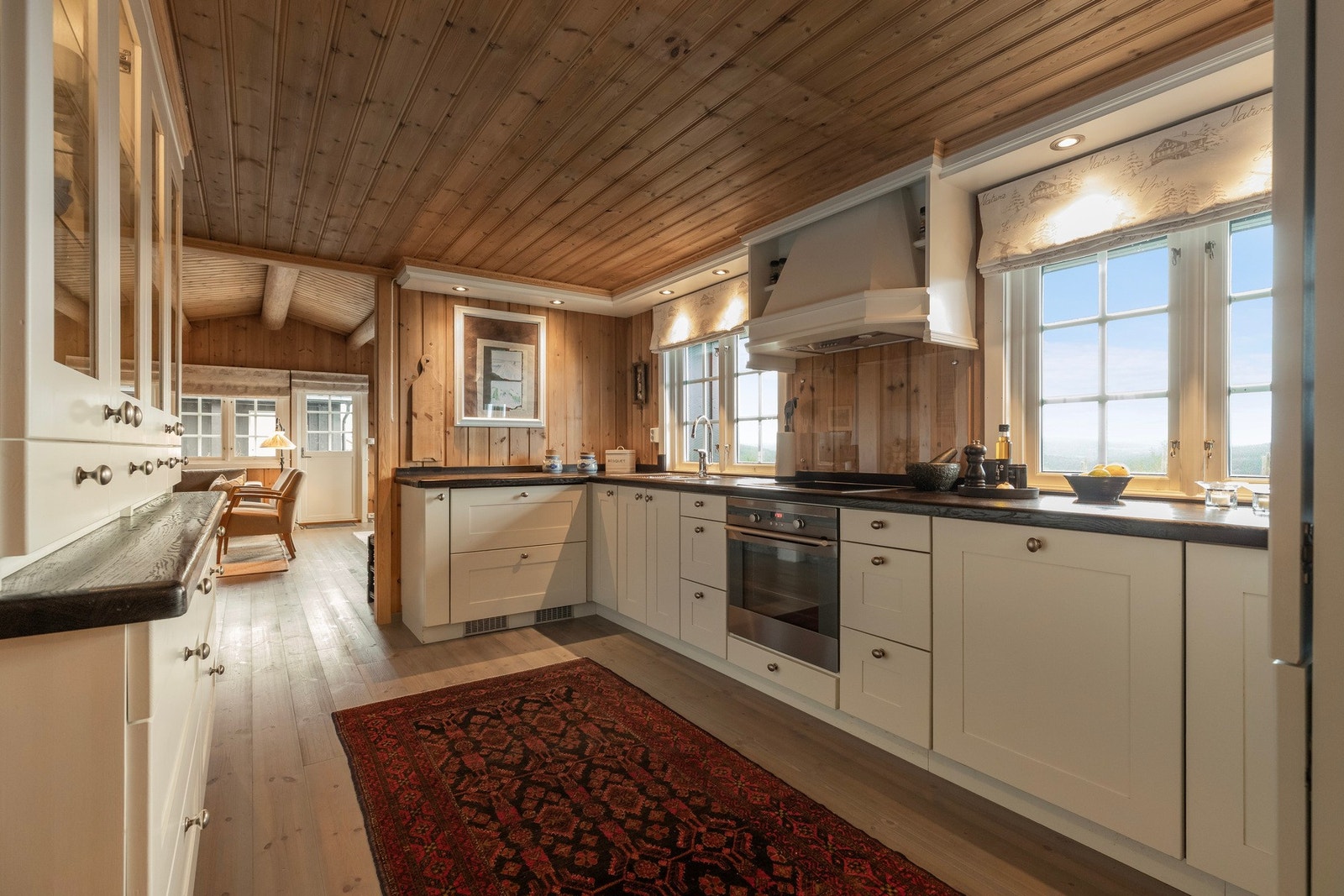 Kjøkkenet har en delvis åpen løsning mot stue og spisestue, noe som gir en praktisk og sosial utforming Galleribilde