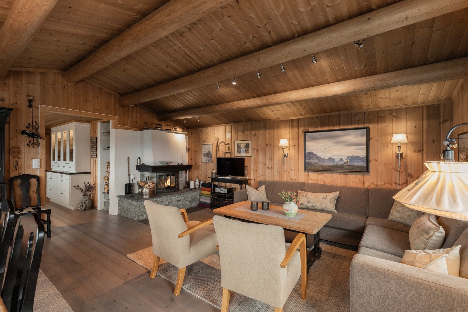 Peisen gir lun og god varme, og bidrar til den hyggelige hyttestemningen. Galleribilde