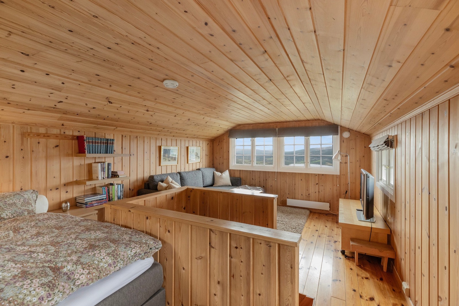 I dag benyttes hemsen som ekstra TV-stue samt er møblert med dobbeltseng Galleribilde