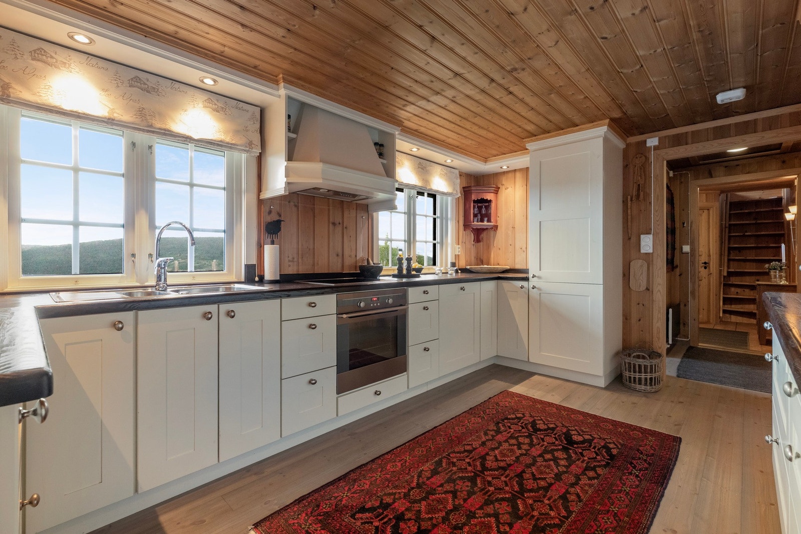 Hvitevarene består av integrerte løsninger, inkludert en kjøleskuff Galleribilde