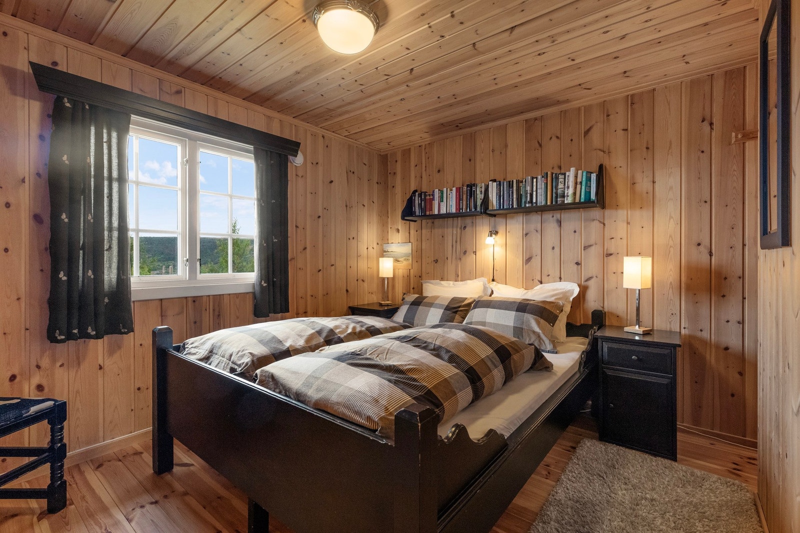 Soverom 1 er i dag møblert med dobbeltseng Galleribilde