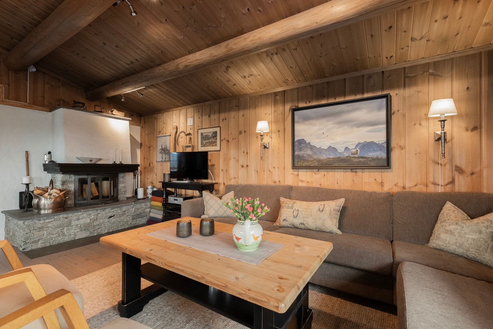 I stuen finner man også innsatspeis med murt omramming som ble bygd i 2011 Galleribilde