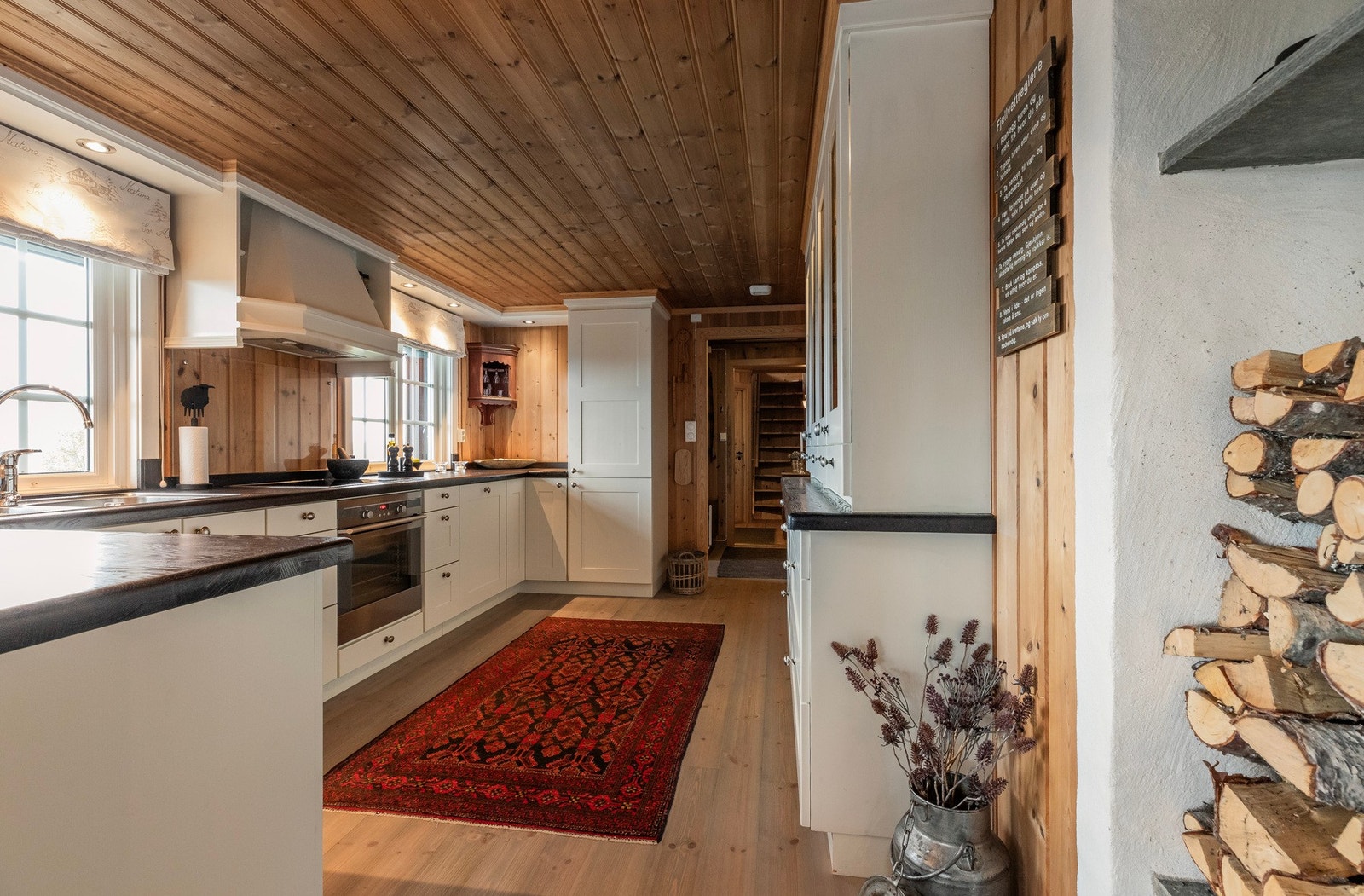 Det er god skapplass, blant annet med vitrineskap på veggen mot soverommet Galleribilde