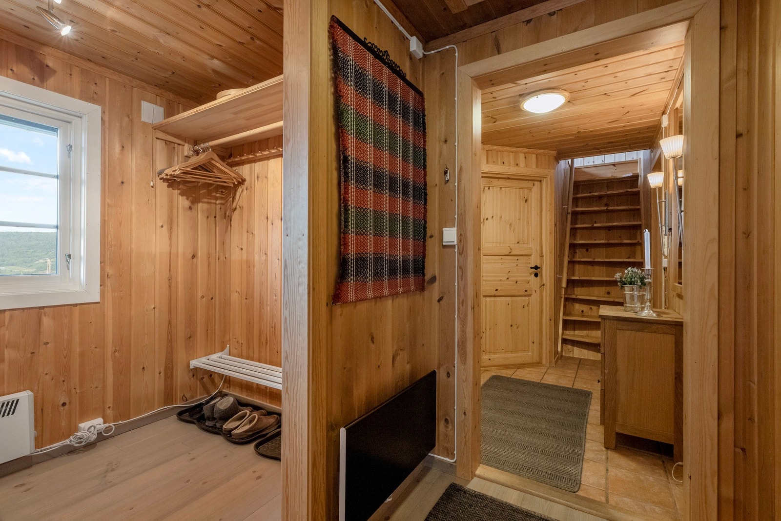 Bod/garderobe som er veldig praktisk for oppbevaring av yttertøy mm. Galleribilde