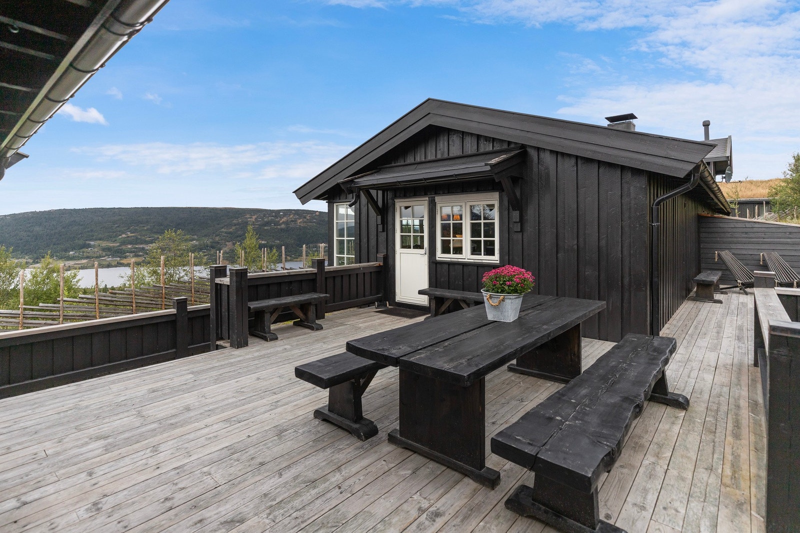 Her er det lett å se for seg at man kan nyte frisk fjelluft samtidig som man nyter den herlige utsikten Galleribilde