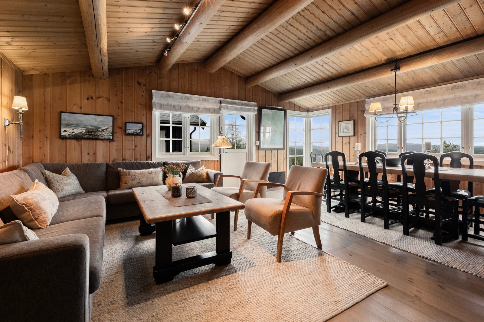 Vindusflatene sørger for godt dagslys inn i rommet Galleribilde