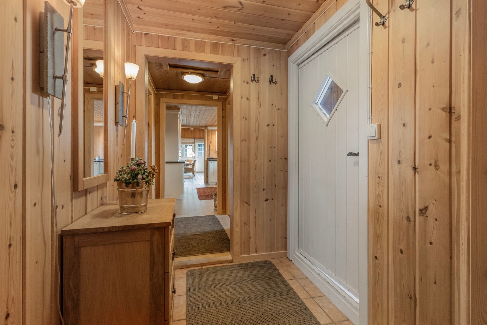 I hyttas entré finner man flislagt gulv med varmekabler, og trepanel på vegg og i himling Galleribilde