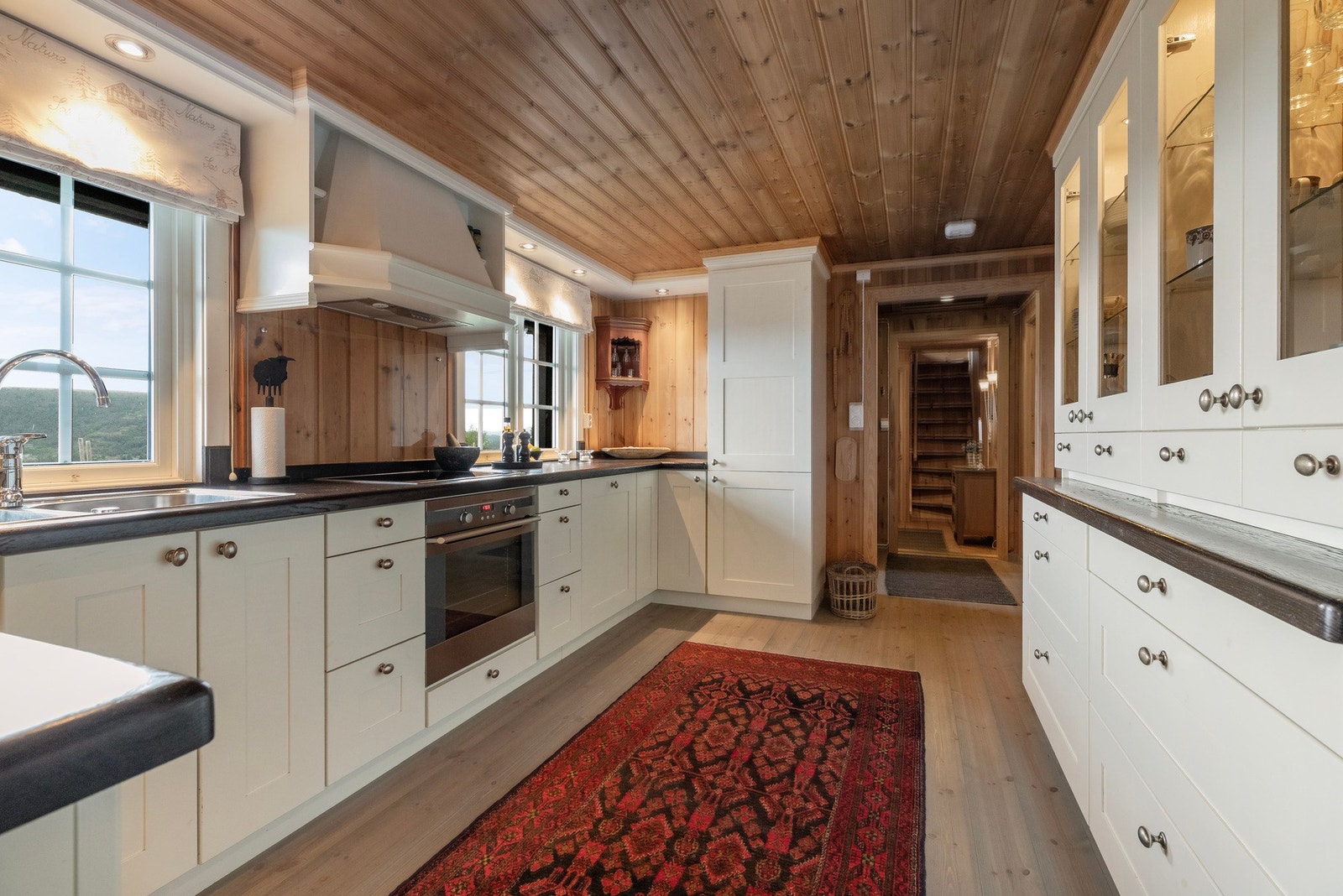 Innredningen er i heltre med profilerte fronter og heltre benkeplate Galleribilde