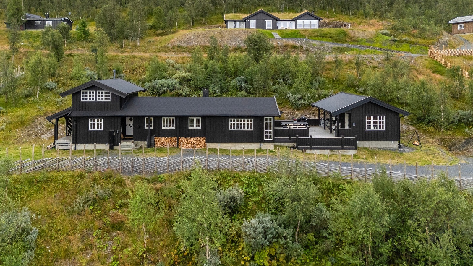 Mellom hytta og anneks er det romlig terrasse som gir rikelig plass til utendørs opphold Galleribilde