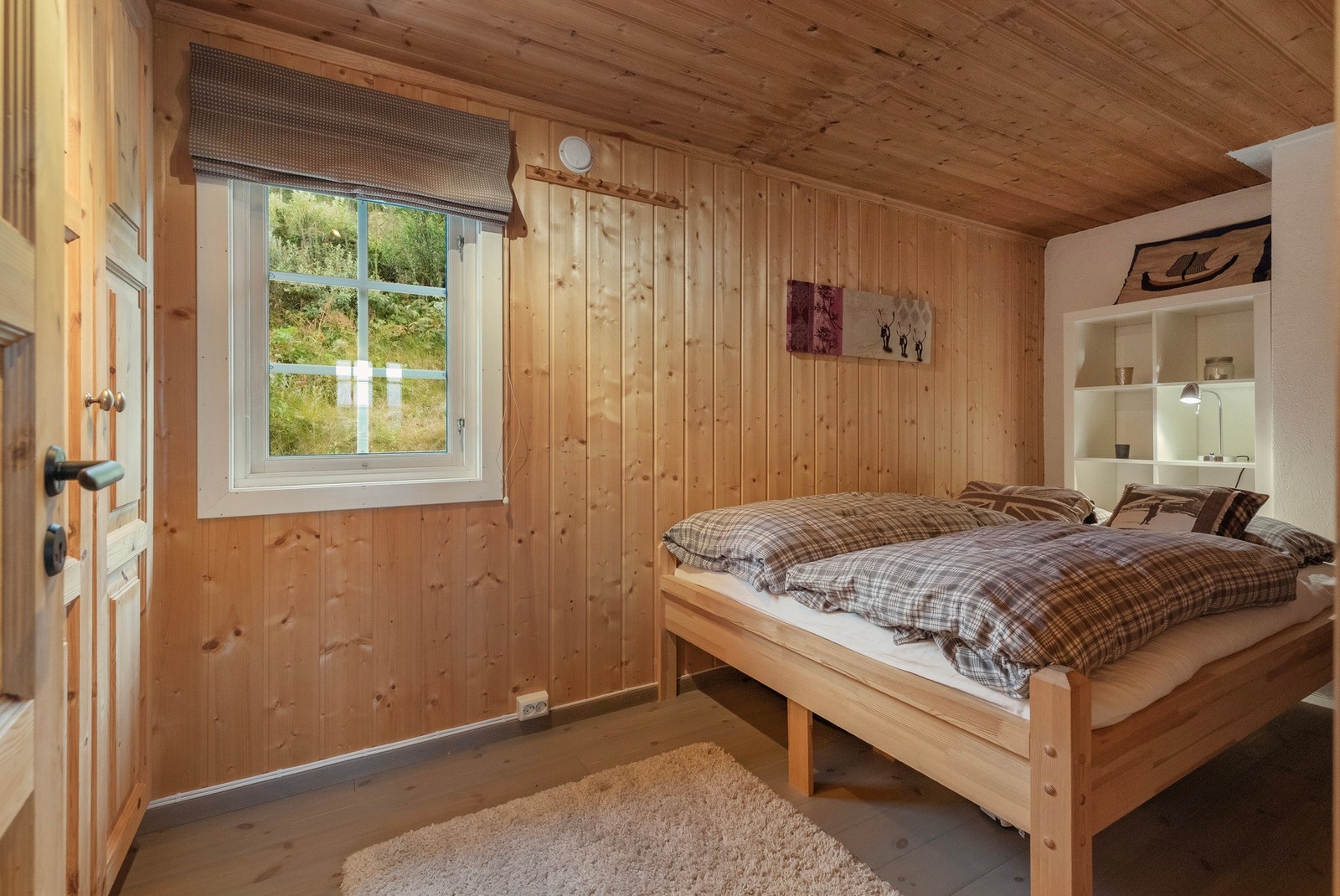 Soverom 3 er i dag møblert med dobbeltseng og plassbygd garderobeskap Galleribilde