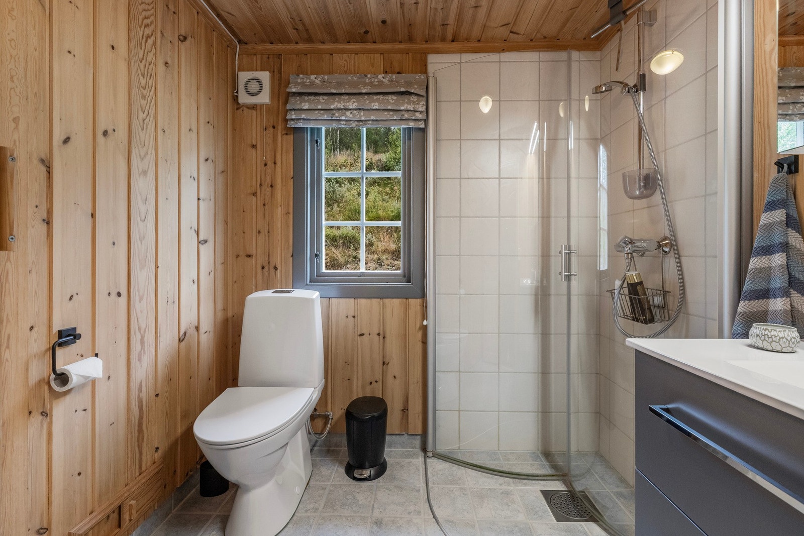 Badet er fra 1998 og har støpt gulv med fliser, varmekabler og flislagte vegger i dusjnisjen. Øvrige vegger er kledd med trepanel Galleribilde