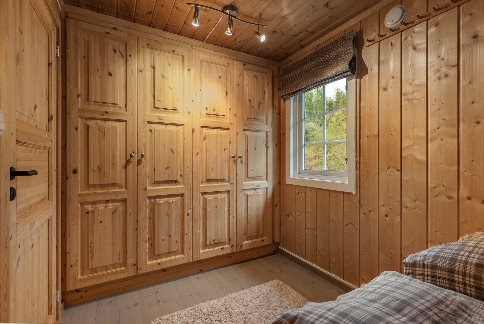 Plassbygd garderobeskap gir god plass til oppbevaring Galleribilde