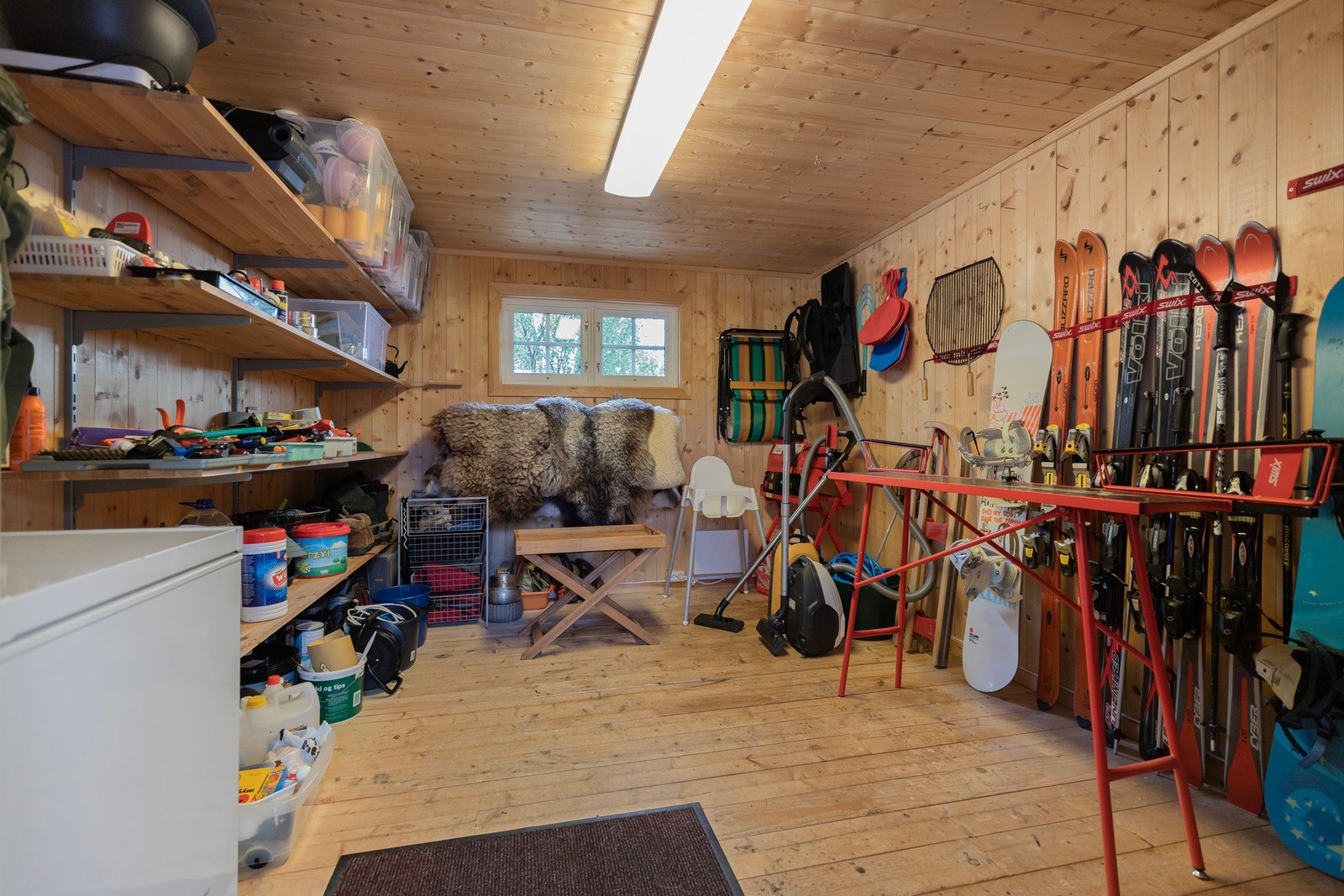Den andre delen av annekset er god og praktisk sportsbod. Her er det god plass til lagring og oppbevaring i tillegg til plass til preparering av ski o.l. Galleribilde