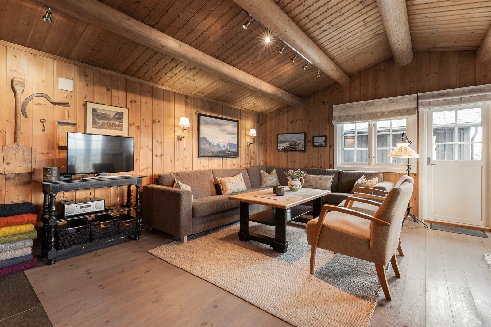 Gulvet er av heltre børstet furu med antikkbehandlet overflate, og vegger samt himling er kledd med panel Galleribilde