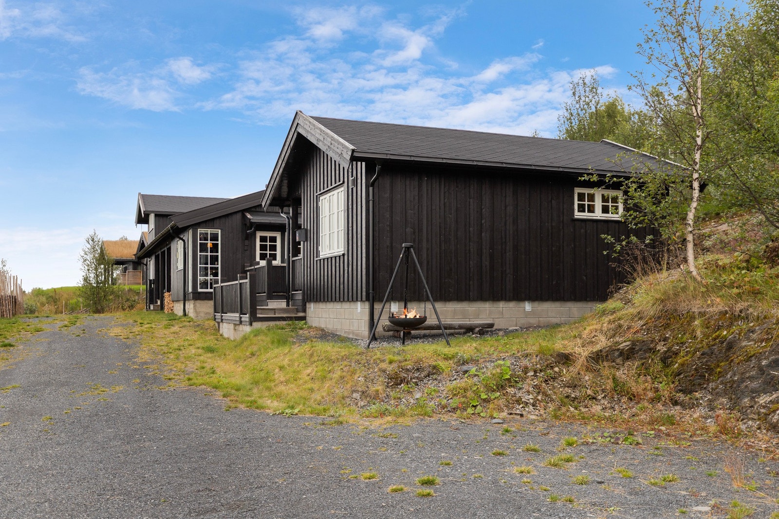 God plass til parkering på gruset del av tomten Galleribilde