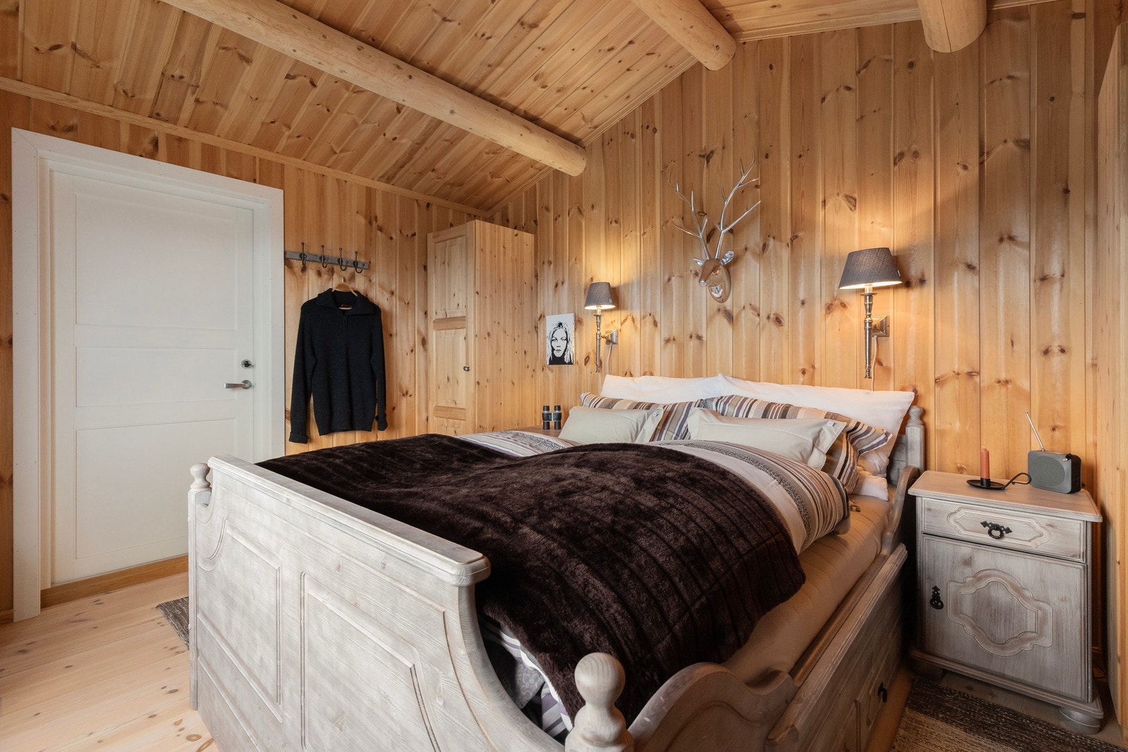 Mønet tak med tømmeråser gir rommet et veldig koselig og fint hyttepreg Galleribilde
