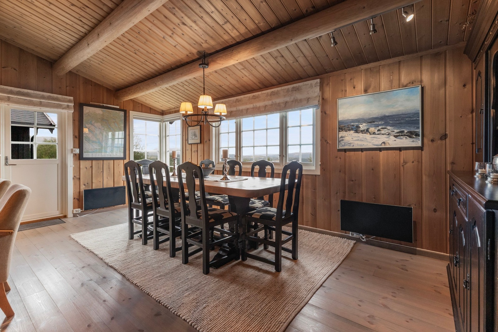 Tømmeråser i taket tilfører rommet karakter Galleribilde