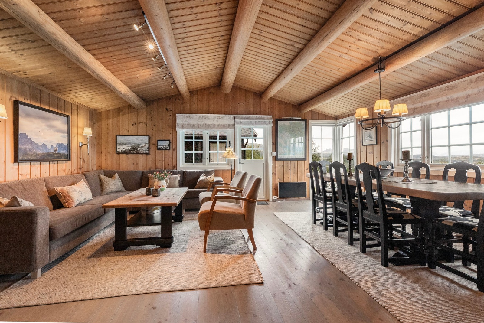 Stue og spisestue i åpen løsning og med god takhøyde Galleribilde