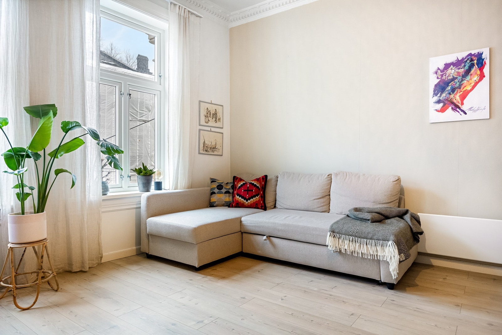 Store vindusflater (nye i 2018) som slipper inn rikelig med naturlig lys gir i kombinasjon med den generøse takhøyden en god romfølelse. Galleribilde