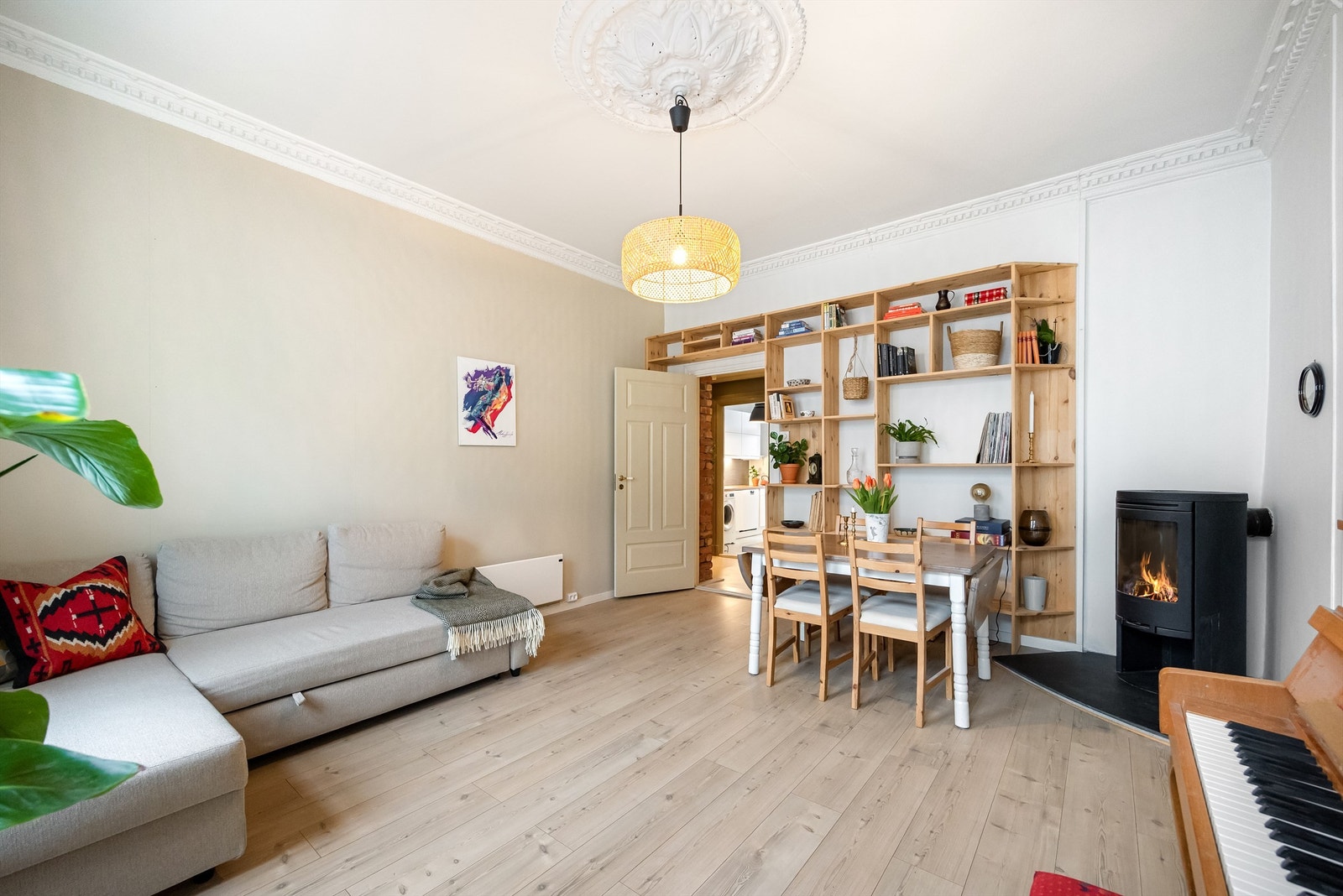 Planløsningen er godt utnyttet og inneholder stue, soverom, kott, separat kjøkken med innredning fra 2014 og et stilig bad oppusset i 2020. Galleribilde