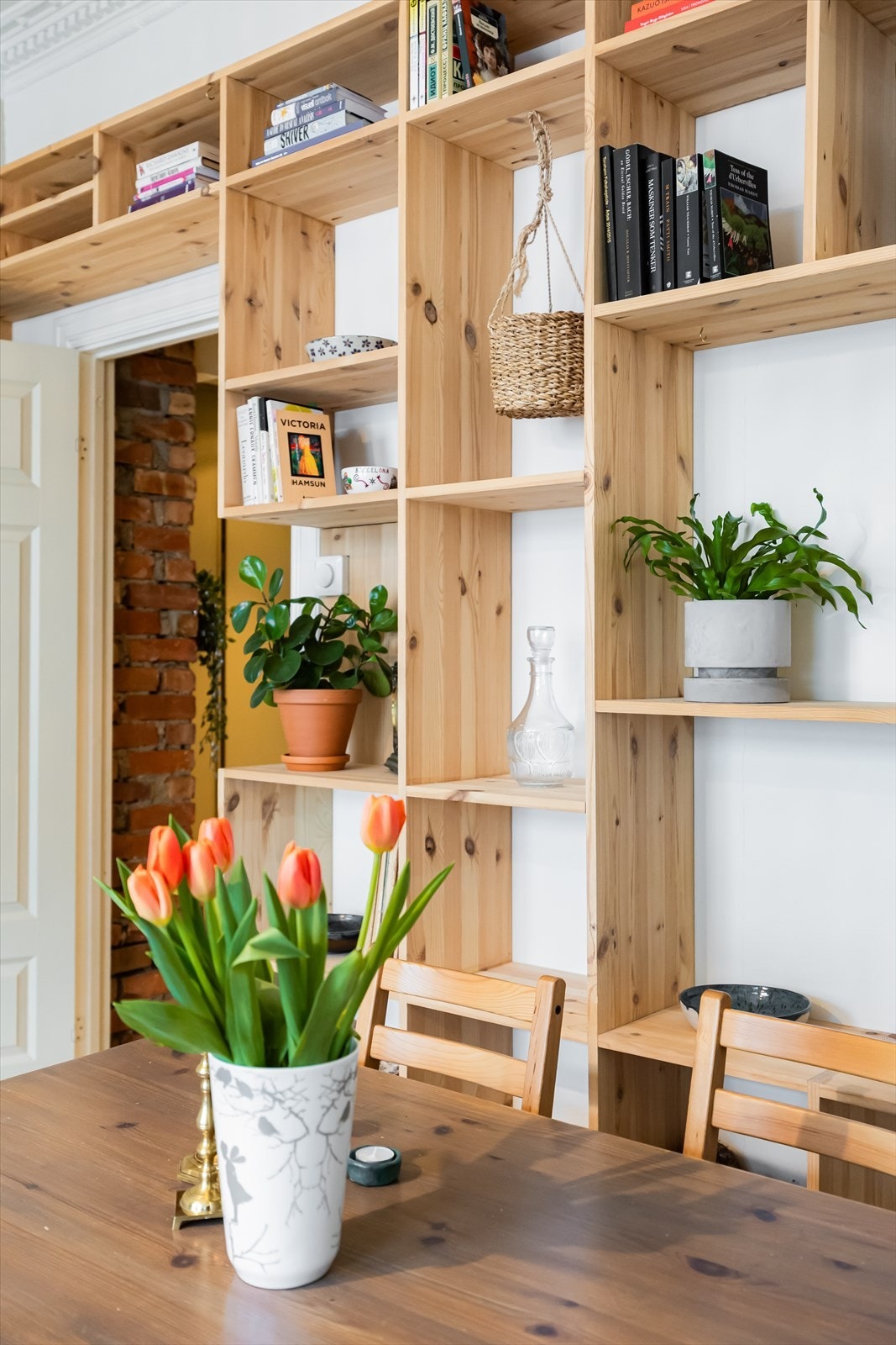 Plassbygde hyller som kan dekoreres etter ønske eller brukes til ekstra oppbevaring. Galleribilde