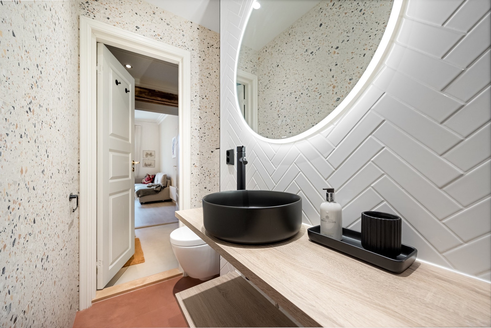 Delikate flis- og fargevalg. Vaskemaskin er plassert på kjøkkenet og medfølger ved salg. Galleribilde