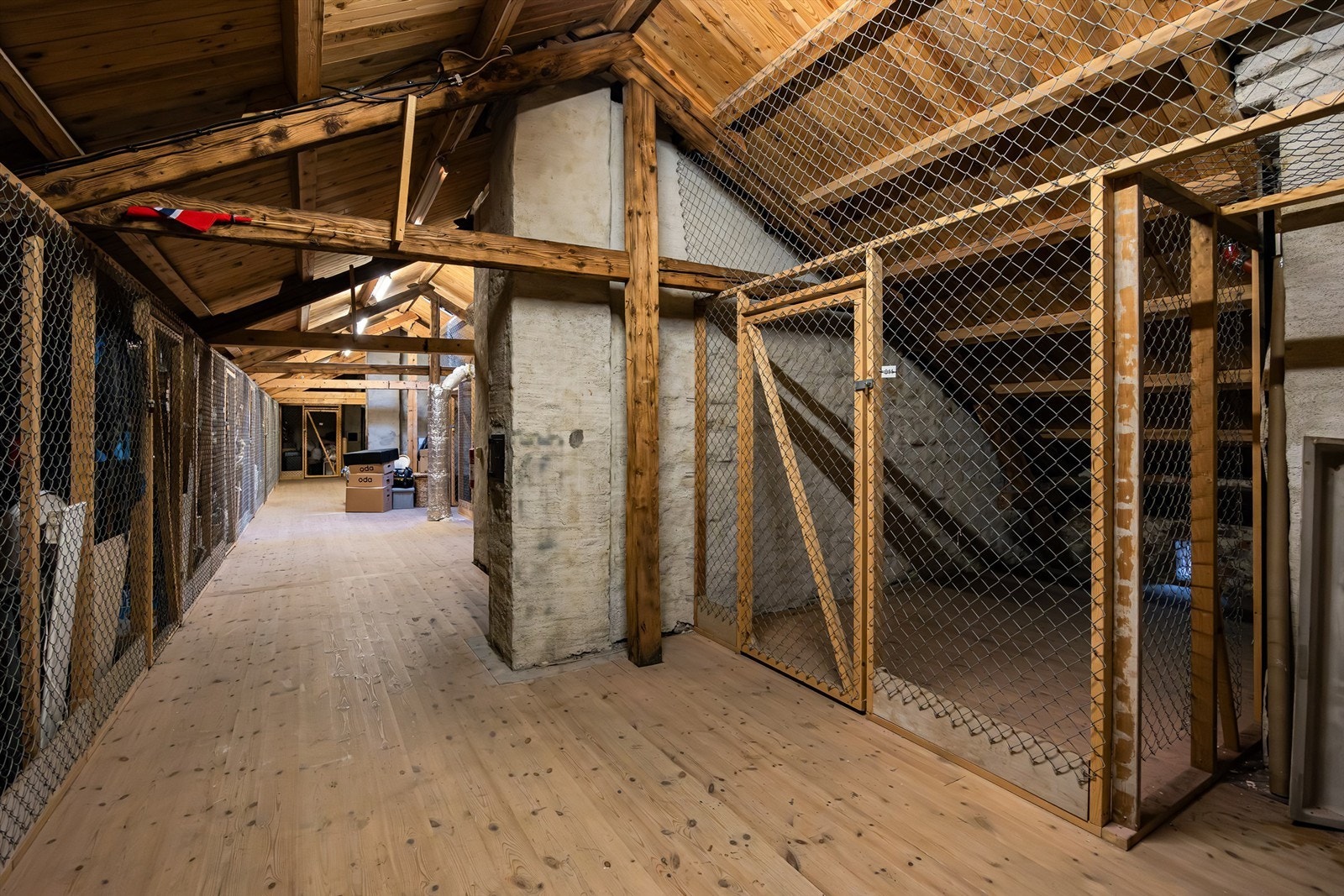 Leiligheten disponerer en bod på loft og en bod i kjeller som har totalt 12 kvm gulvareal. Galleribilde