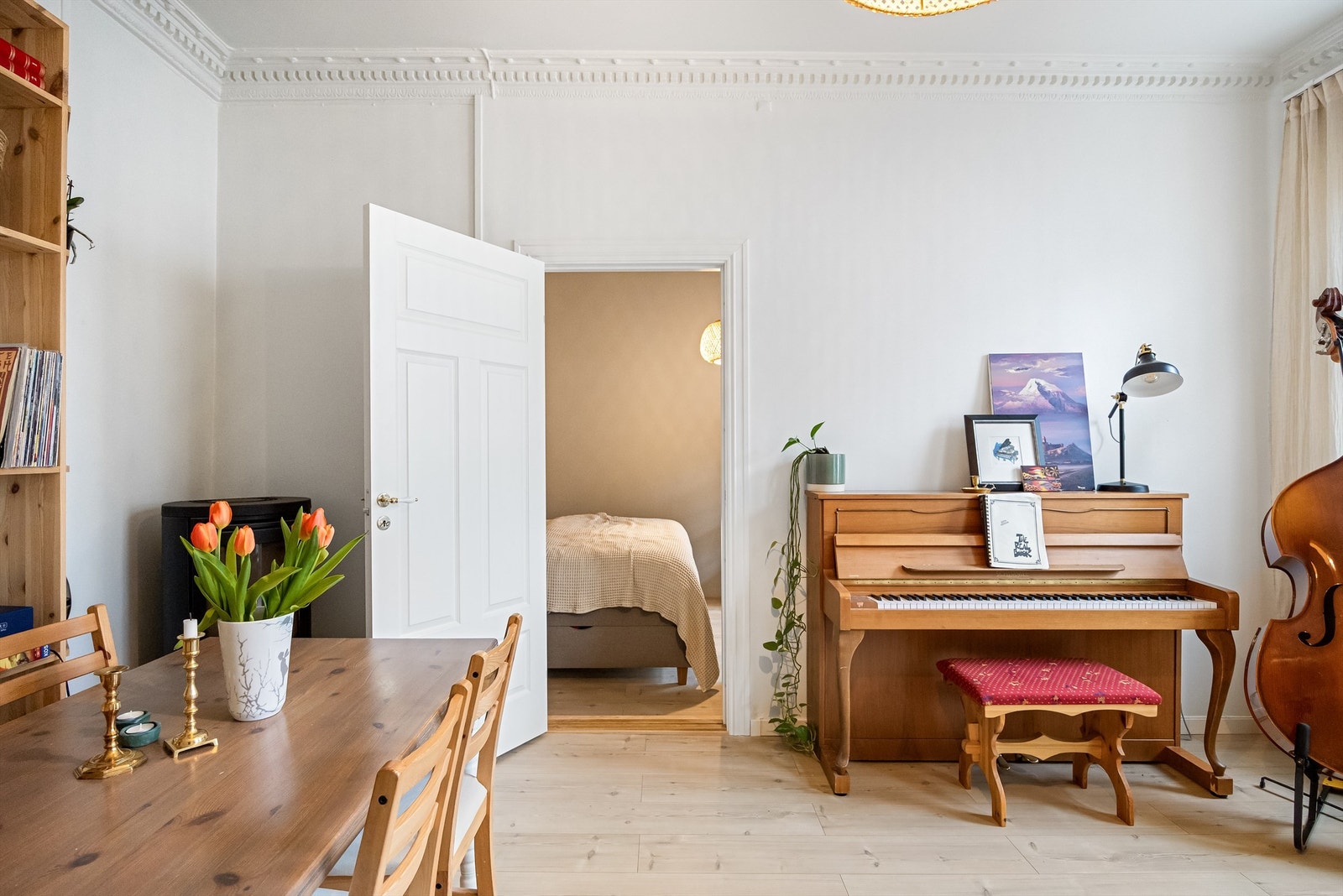 Den generøse takhøyden (opptil 2.97 m) bidrar til en luftig atmosfære. Galleribilde