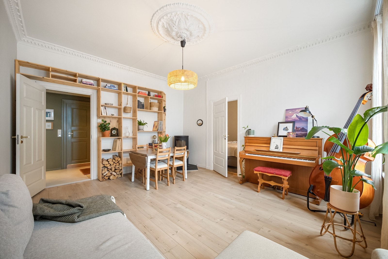 Dette er en lys og sjarmerende 2-roms med sentral beliggenhet med gangavstand til det meste Oslo har å by på. Galleribilde