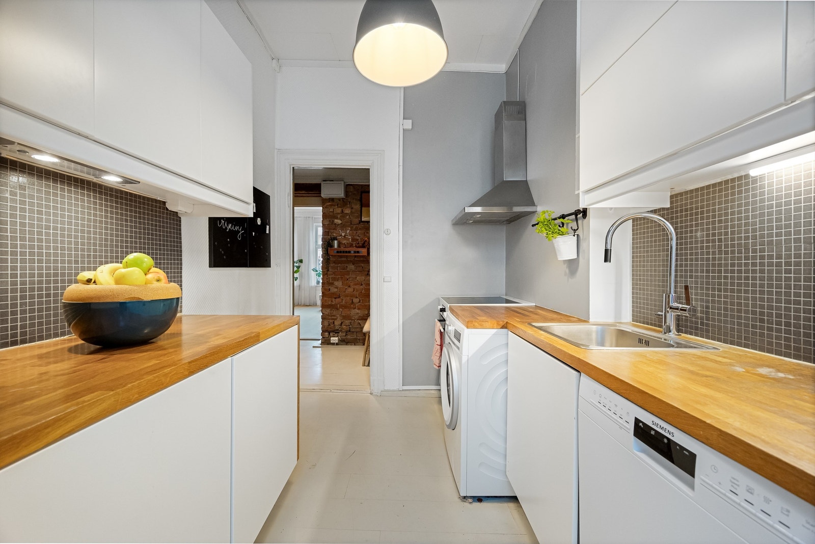 Separat kjøkken som er godt utnyttet med god benk- og skapplass. Galleribilde