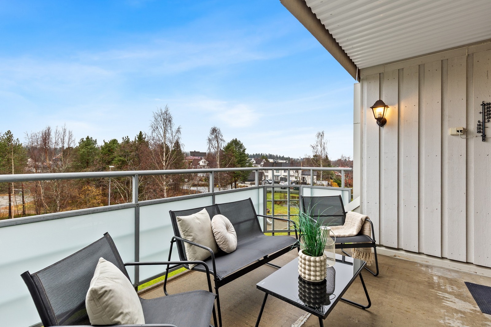 Balkong på 10,7m² med god plass til utemøblement. Galleribilde