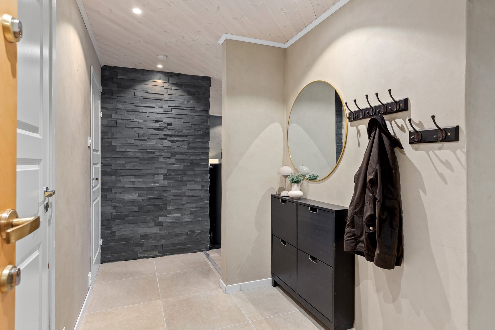 Gang/inngangsparti. Praktisk garderoberom/bod ved inngangspartiet. Galleribilde