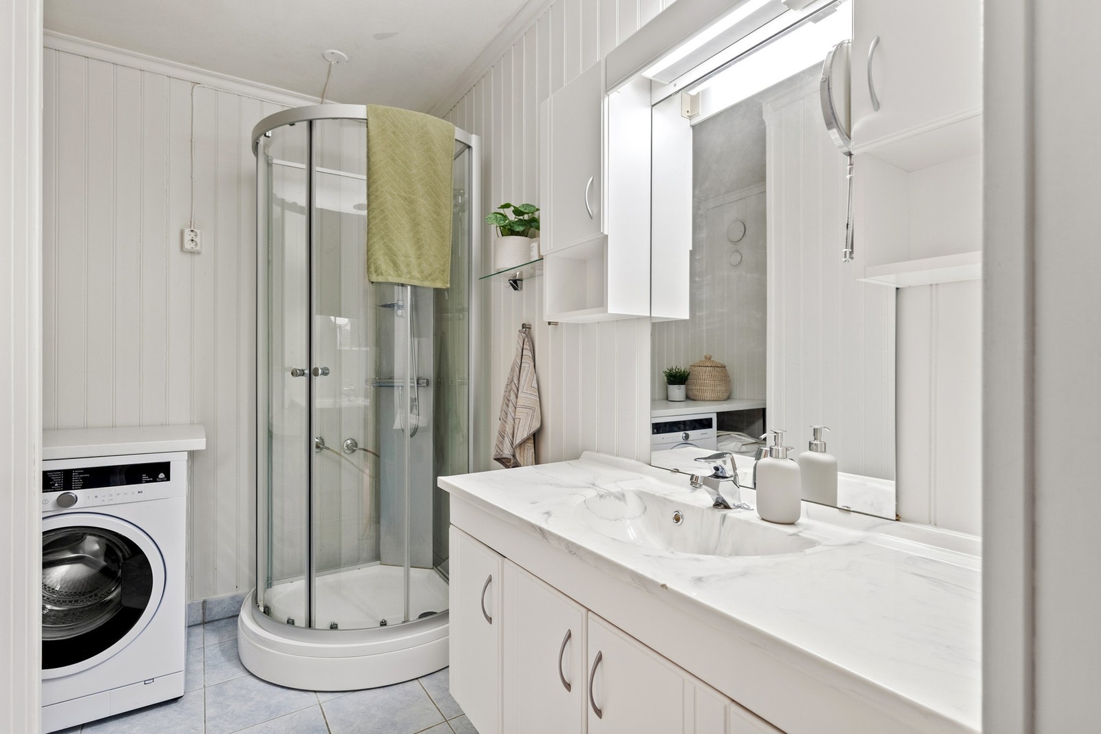 Baderom på 5,5m². Opplegg for vaskemaskin på badet. Galleribilde