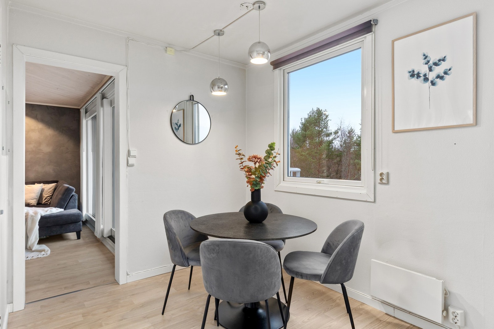 Plass til spisegruppe ved kjøkkenet. Bod på 1,6m² ved kjøkkenet for praktisk oppbevaring. Galleribilde