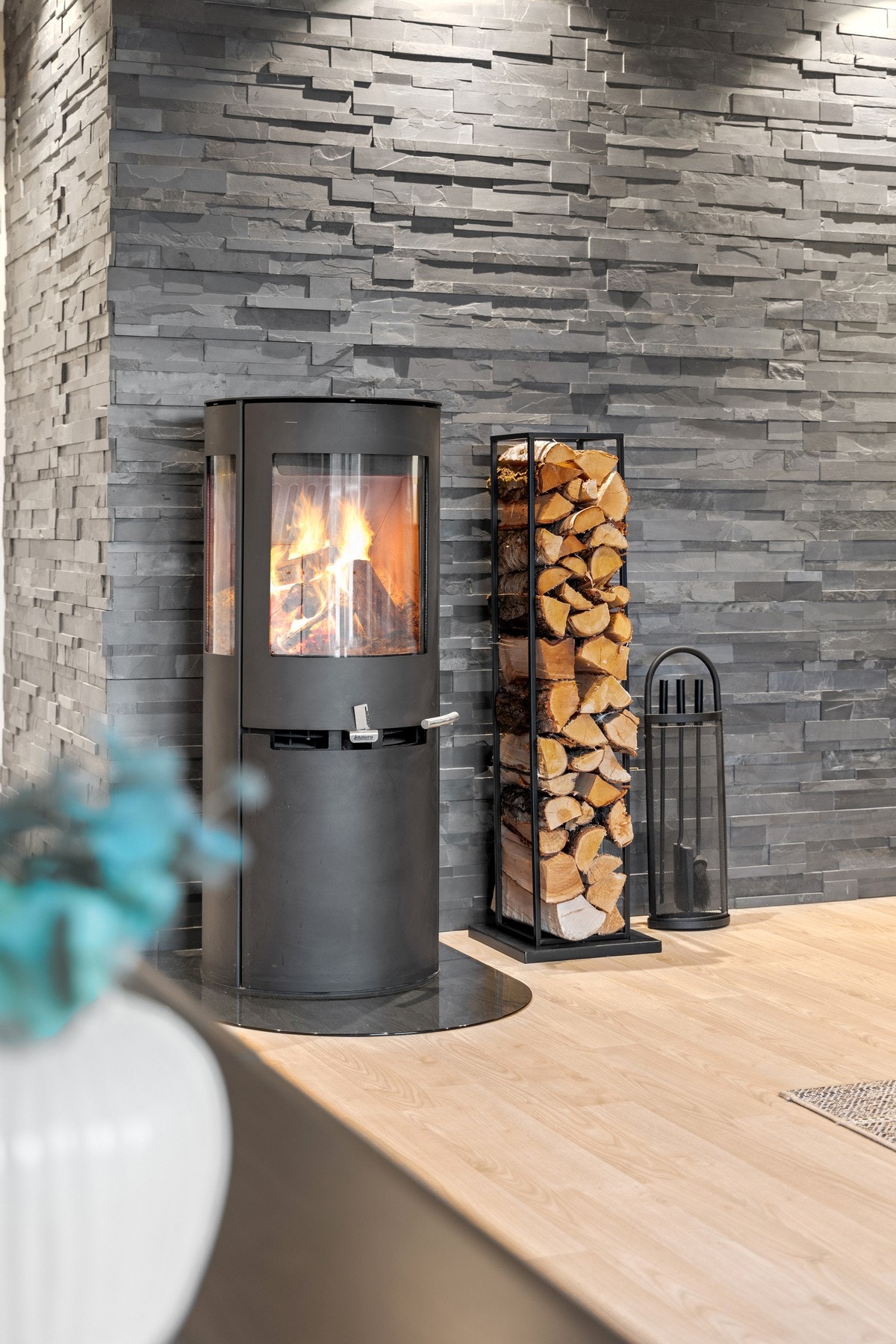 Vedovn i stue gir en varm og hyggelig atmosfære. Galleribilde