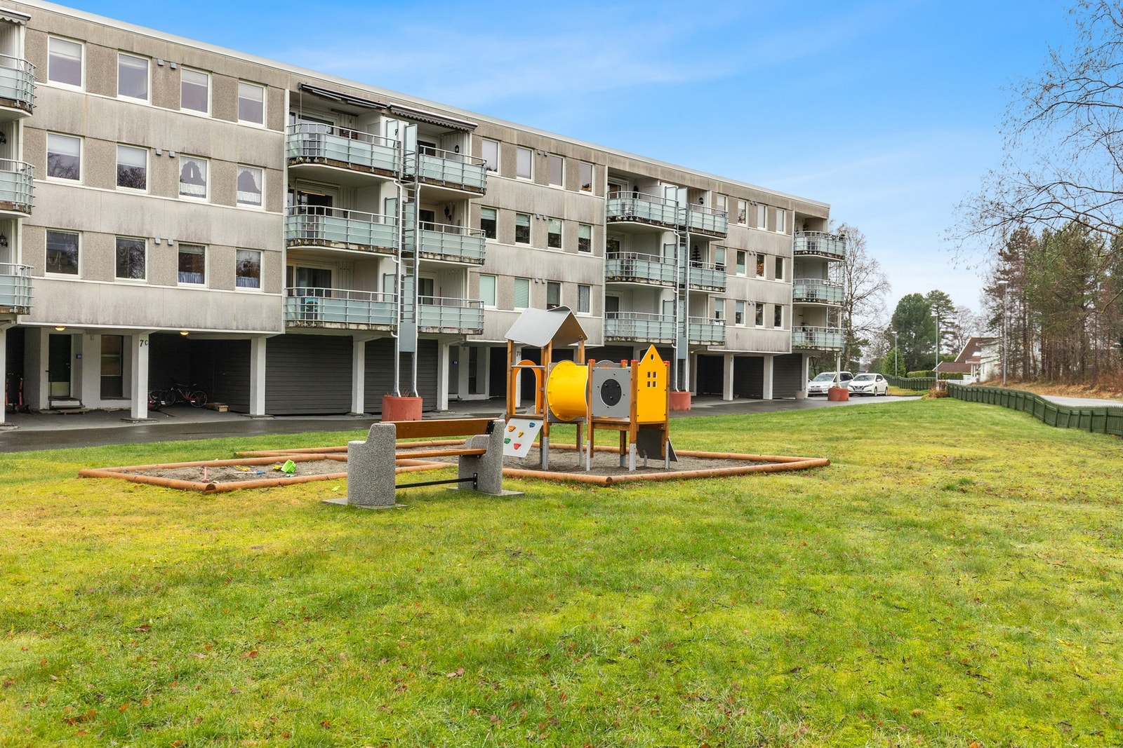 Leiligheten har en meget sentral og attraktiv beliggenhet på Heimdal, med kun noen minutters gange til Heimdal sentrum med alle sine fasiliteter. Galleribilde