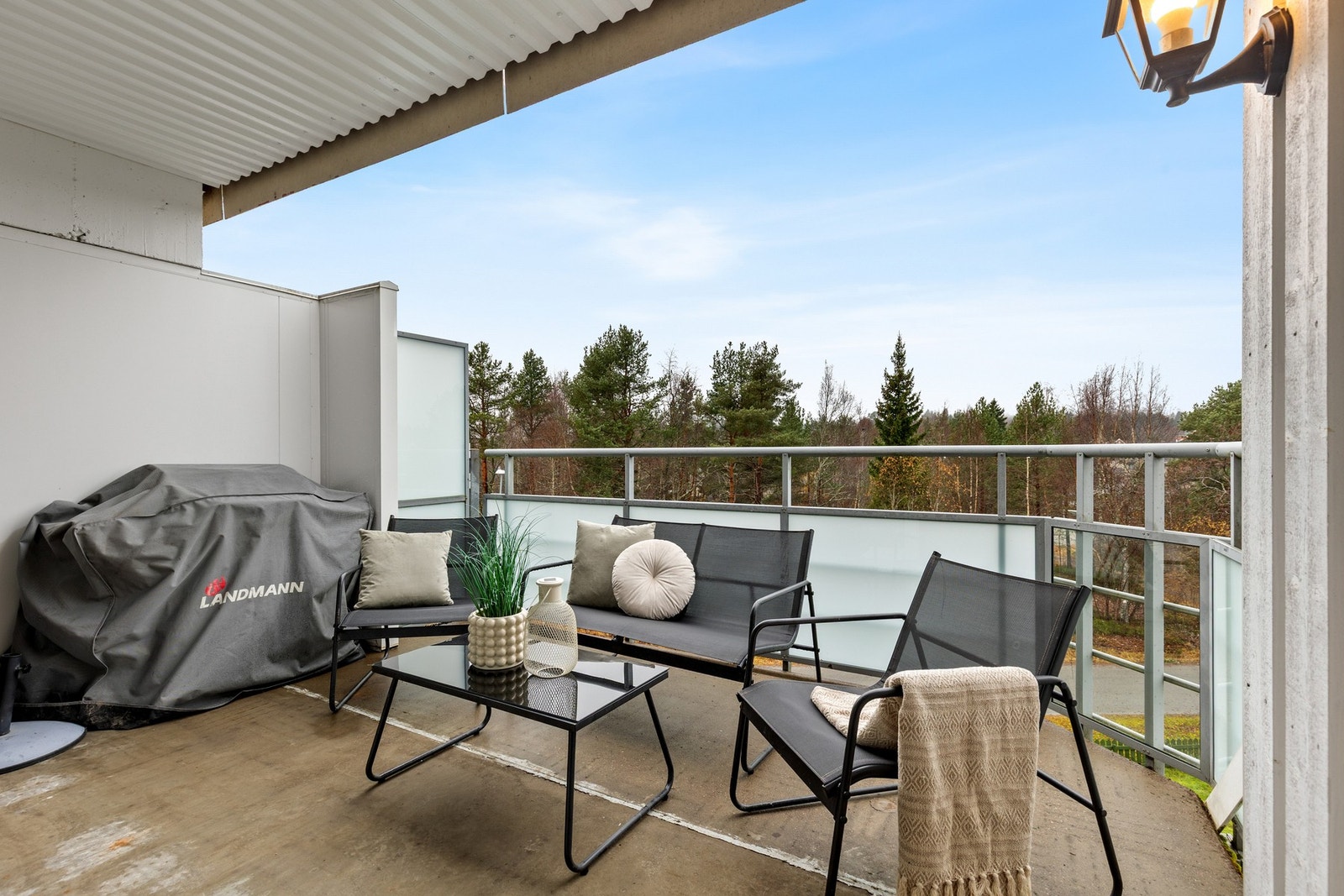 Ingen innsyn fra andre beboere på balkongen. Gode solforhold. Galleribilde