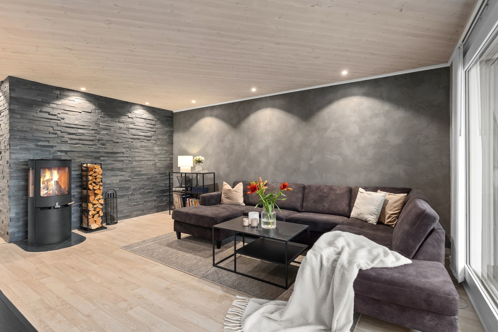 Stue på 21,3m² med gode møbleringsmuligheter. Utgang til en balkong på 10,7m² med ingen innsyn fra andre beboere. Galleribilde